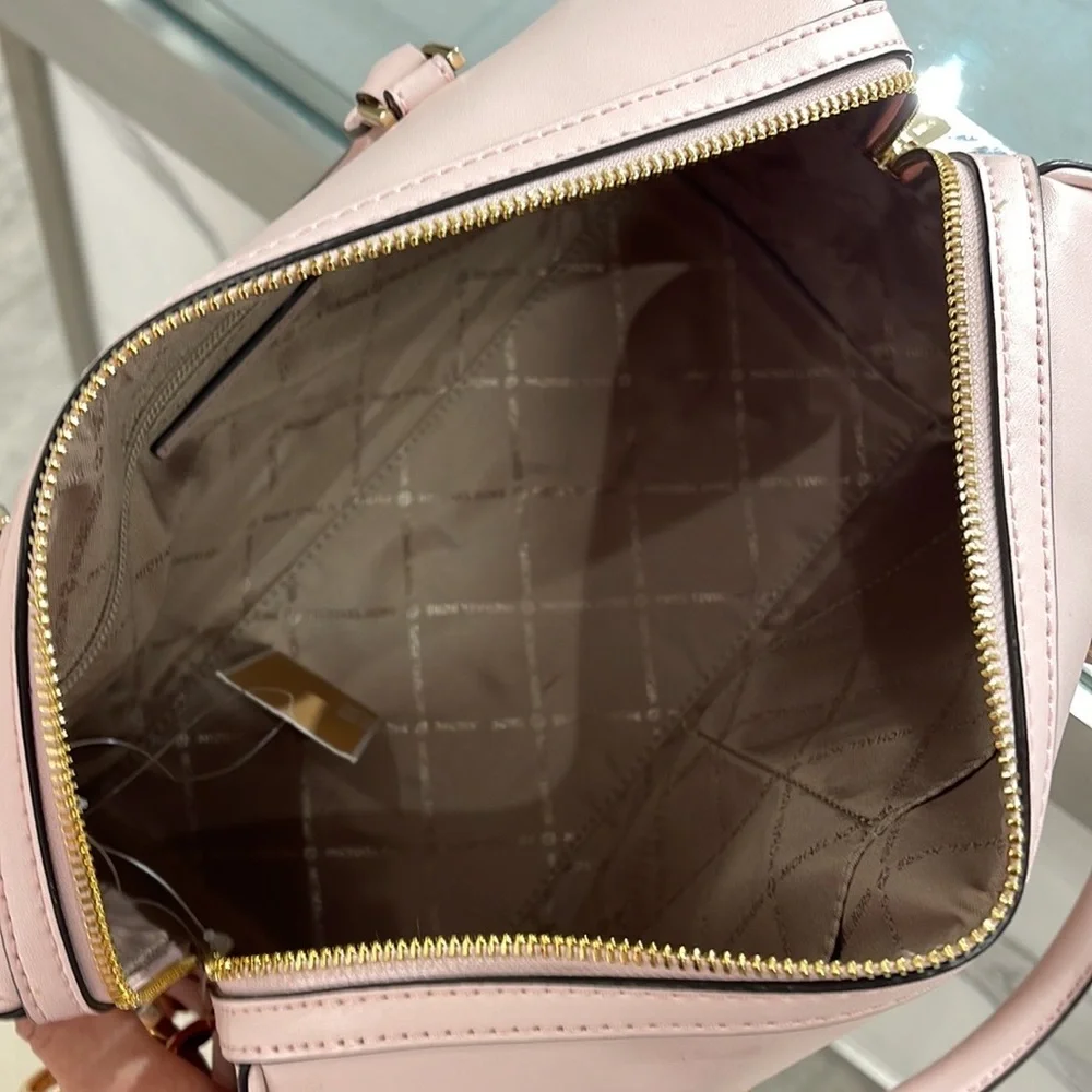 Michael Kors med Duffel Travel - Leather/Coated
Light Powder Blush
MD DUFFLE
NWT - Picture 10 of 16